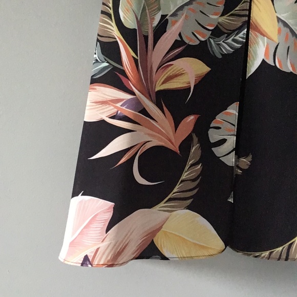 *LIKE NEW* Melanie Lyne Palm Print Sleeveless High-Low Blouse Size 8 - Picture 9 of 11